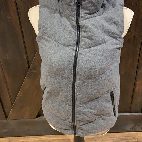 Gap Heathered Grey primaloft 63% wool vest - Picture 2 of 15